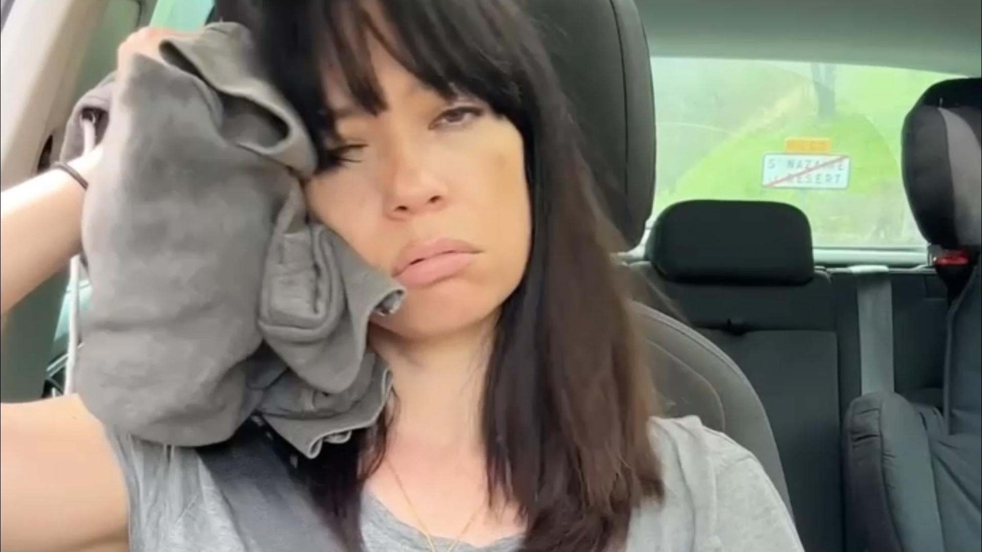 Charger la vidéo : comment bien dormir en voiture masque de voyage asleep mask®